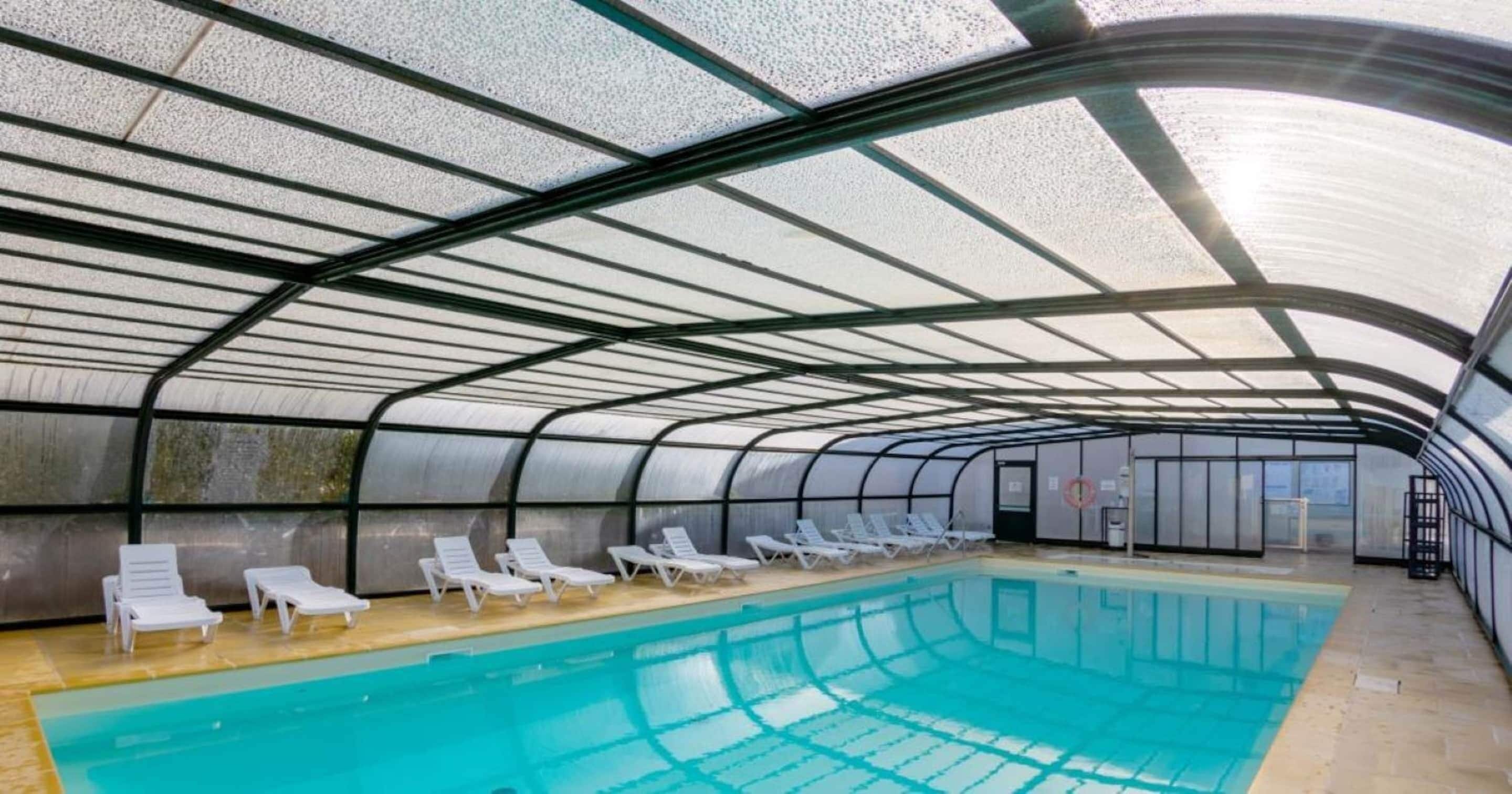 Una piscina techada, una piscina al aire libre