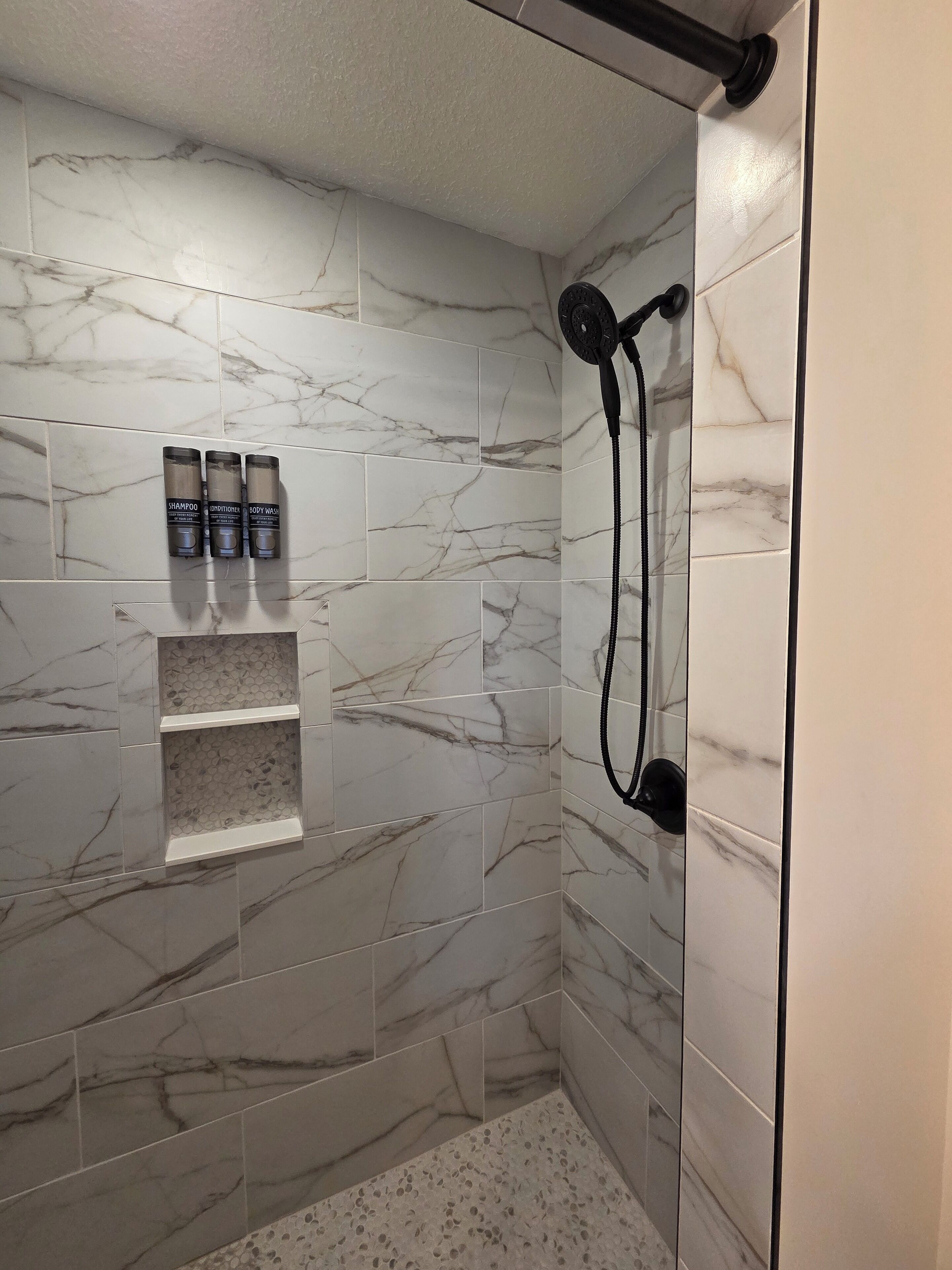 Douche, sèche-cheveux, serviettes fournies, savon