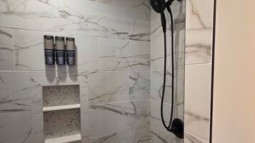 Douche, sĂšche-cheveux, serviettes fournies, savon