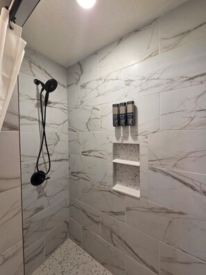 Shower, hair dryer, towels, soap - Beautiful, newly renovated 4-bedroom, 2 bath farmhouse in the Petoskey area (Petoskey)