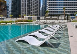 Outdoor pool - Luxury 2BR in Peninsula One by Bespoke (Dubai)