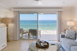 Smart TV, books - Beachfront, Gateway Villas, North End, walk to Margaritaville, Shelling, pool (Fort Myers Beach)