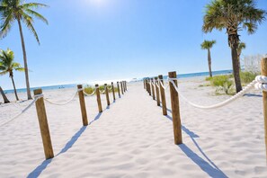 On the beach, sun-loungers, beach towels - Beachfront, Gateway Villas, North End, walk to Margaritaville, Shelling, pool (Fort Myers Beach)