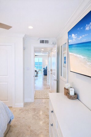 Interior - Beachfront, Gateway Villas, North End, walk to Margaritaville, Shelling, pool (Fort Myers Beach)