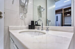 Classic-lejlighed (611455) | Badeværelse | Bruser, gratis toiletartikler, håndklæder, Sæbe