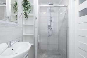 Dusche, Haartrockner, Handtücher, Shampoo