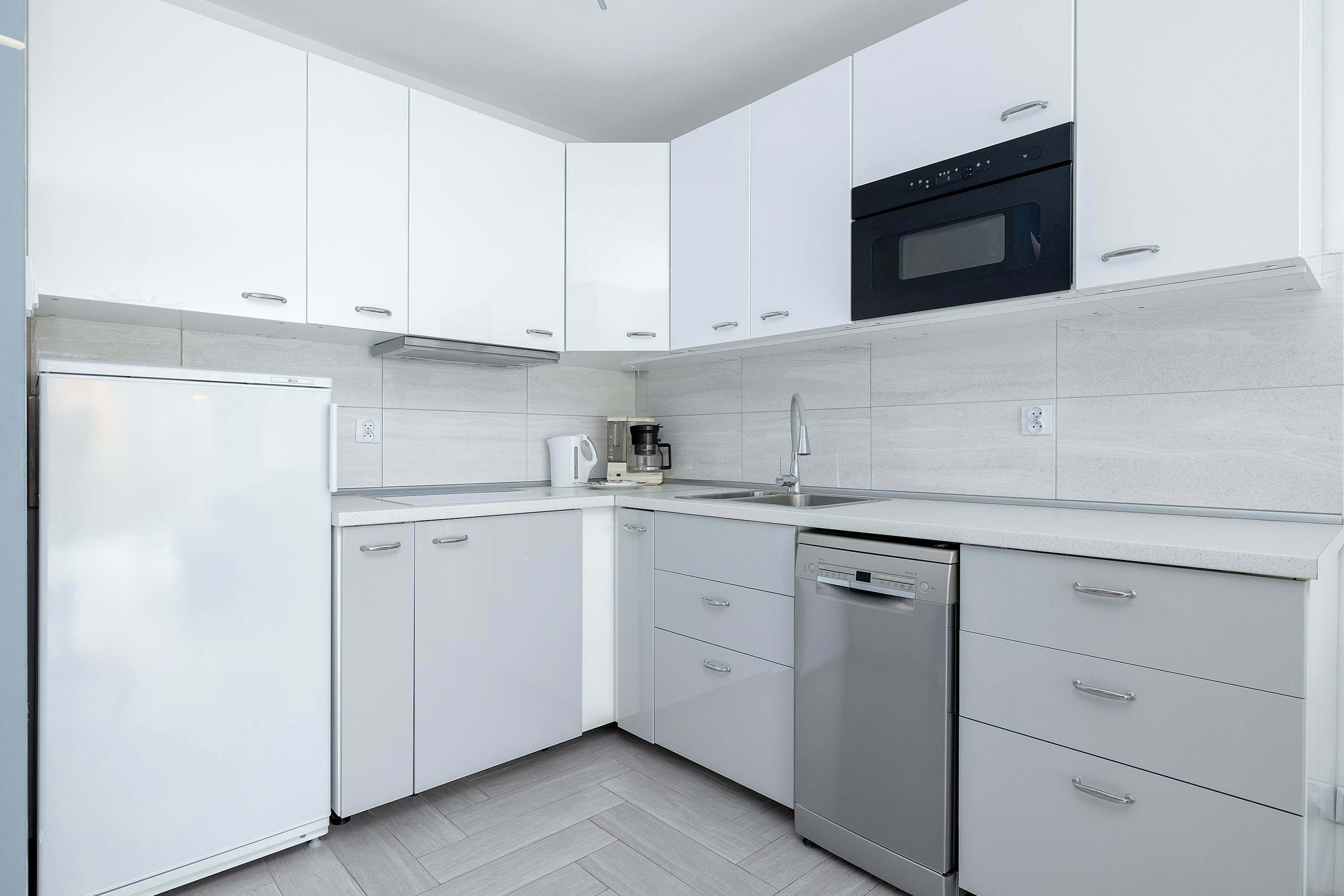 Kjøleskap, mikrobølgeovn, kokeplater og oppvaskmaskin