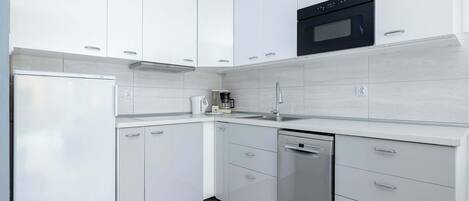 ثلاجة، ميكروويف، موقد طهي مسطح، غسالة أطباق