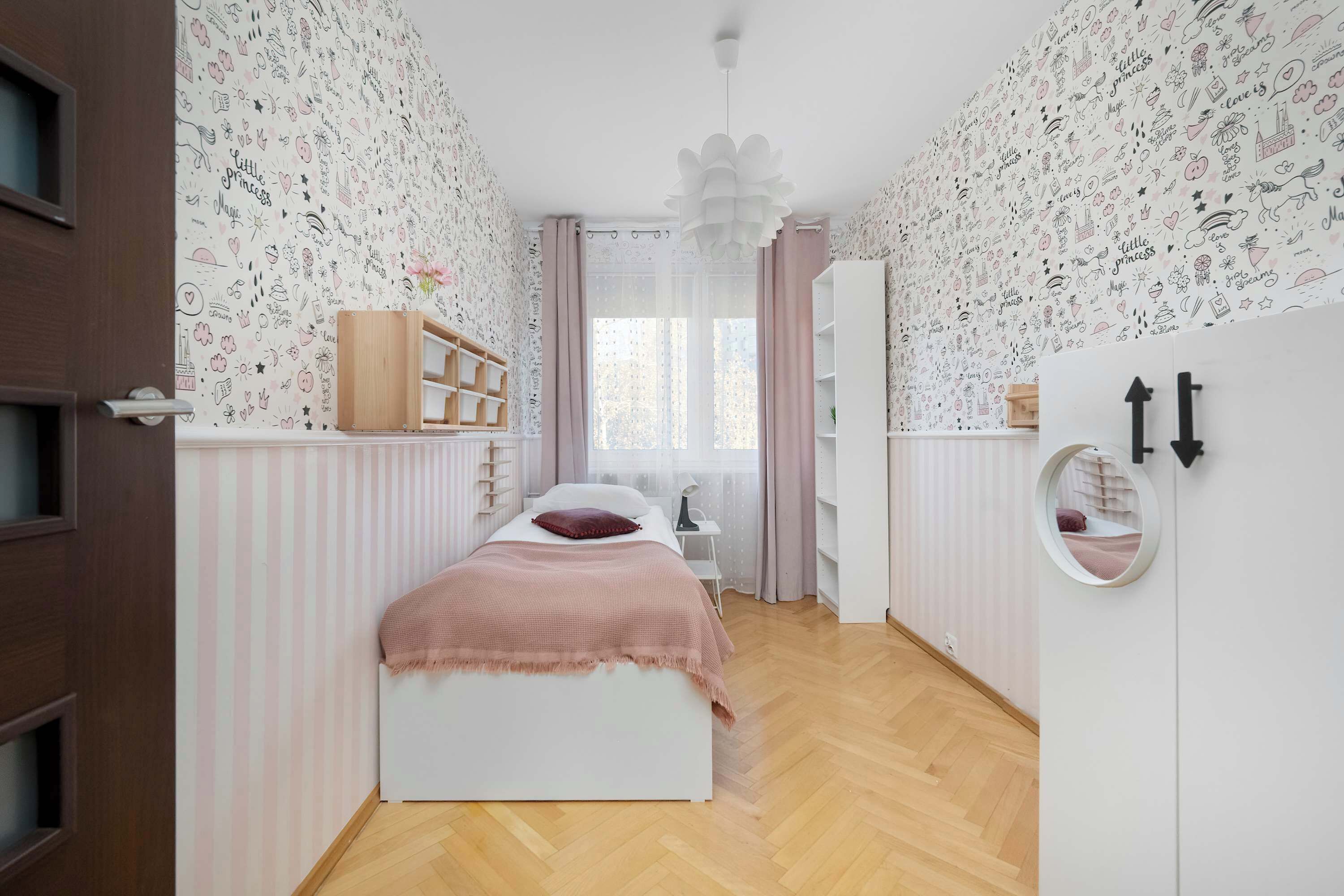 2 habitaciones, tabla de planchar con plancha, cuna de viaje y wifi 