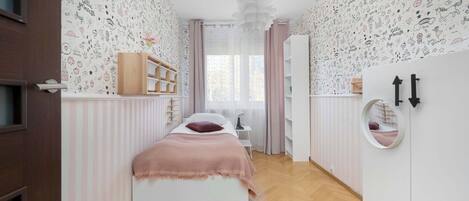 2 bedrooms, iron/ironing board, travel cot, WiFi