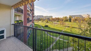A balcony with a view of a park and high-rise buildings. - Spacious Apartment in Wroclaw | Air Conditioning and Balcony (Wrocław)