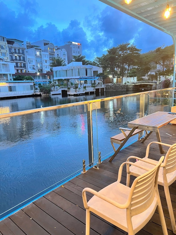 Bungalow – standard, balkong, utsikt mot innsjø | Terrasse/patio