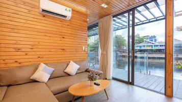 Standard-Bungalow, Balkon, Seeblick | Minibar (mit einigen kostenlosen Artikeln), Schreibtisch