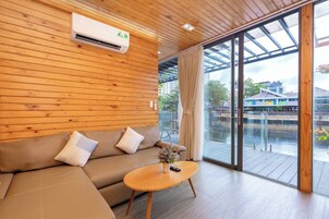 标准平房, 阳台, 湖景 | 免费迷你吧物品、办公桌、免费 WiFi、床单