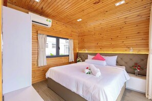 Bungalow Standard - balkong - sjöutsikt | Minibar med vissa gratis produkter, skrivbord och gratis wi-fi