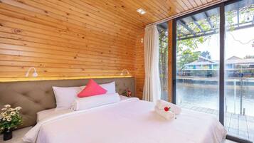 Standard-Bungalow, Balkon, Seeblick | Minibar (mit einigen kostenlosen Artikeln), Schreibtisch