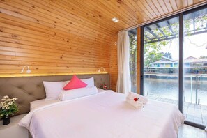 Bungalow estándar, balcón, vistas al lago | Minibar (con algunos artículos gratuitos), escritorio, wifi gratis