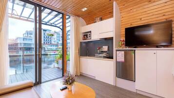 Standard-Bungalow, Balkon, Seeblick | Minikühlschrank