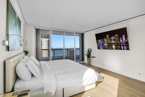 2 bedrooms, desk, iron/ironing board, WiFi - Bay View Condo | Work-Ready & Balcony (Miami)