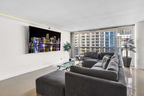 TV - Bay View Condo | Work-Ready & Balcony (Miami)