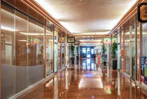 Un couloir avec des portes vitrées, un espace d’accueil et une enseigne indiquant « CASABLANCA ».