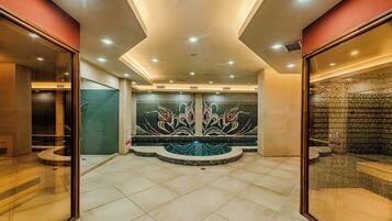 10 kolam renang indoor