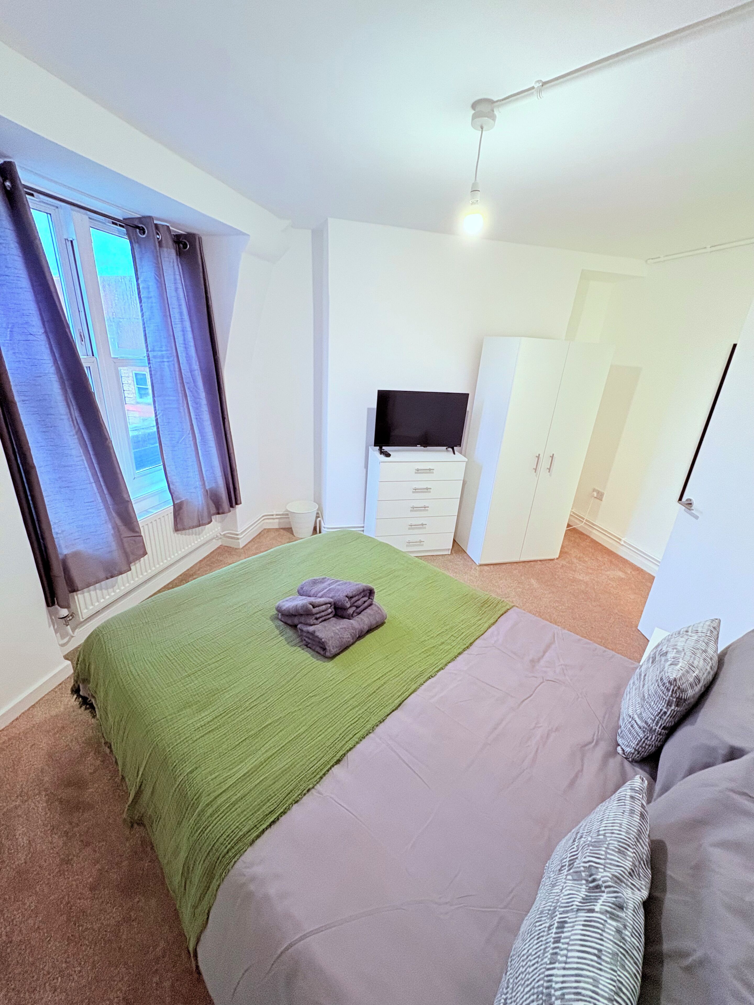 Iron/ironing board, Internet, bed sheets