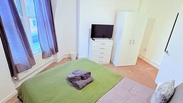 Iron/ironing board, Internet, bed sheets