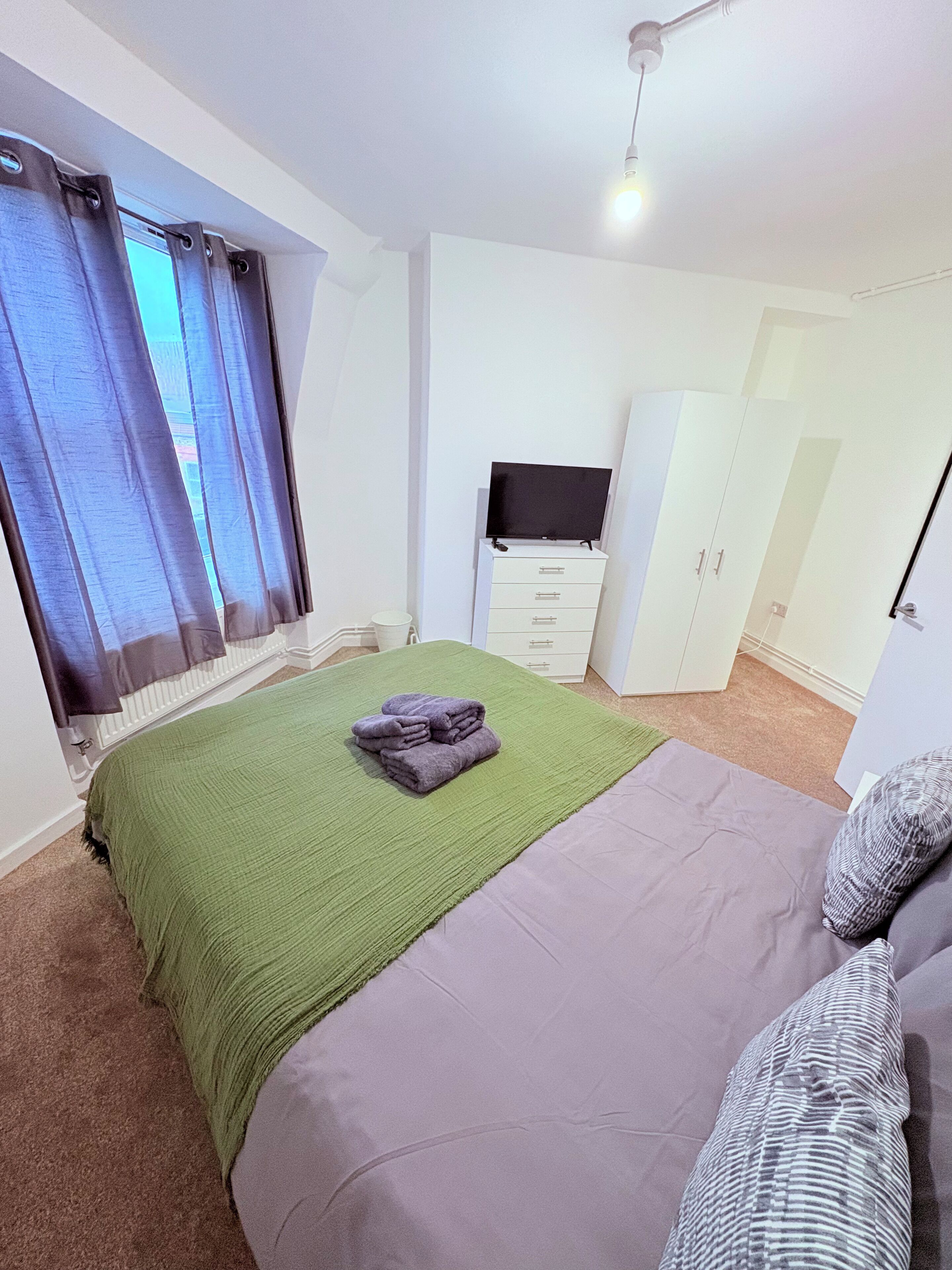 Tabla de planchar con plancha, Internet, ropa de cama