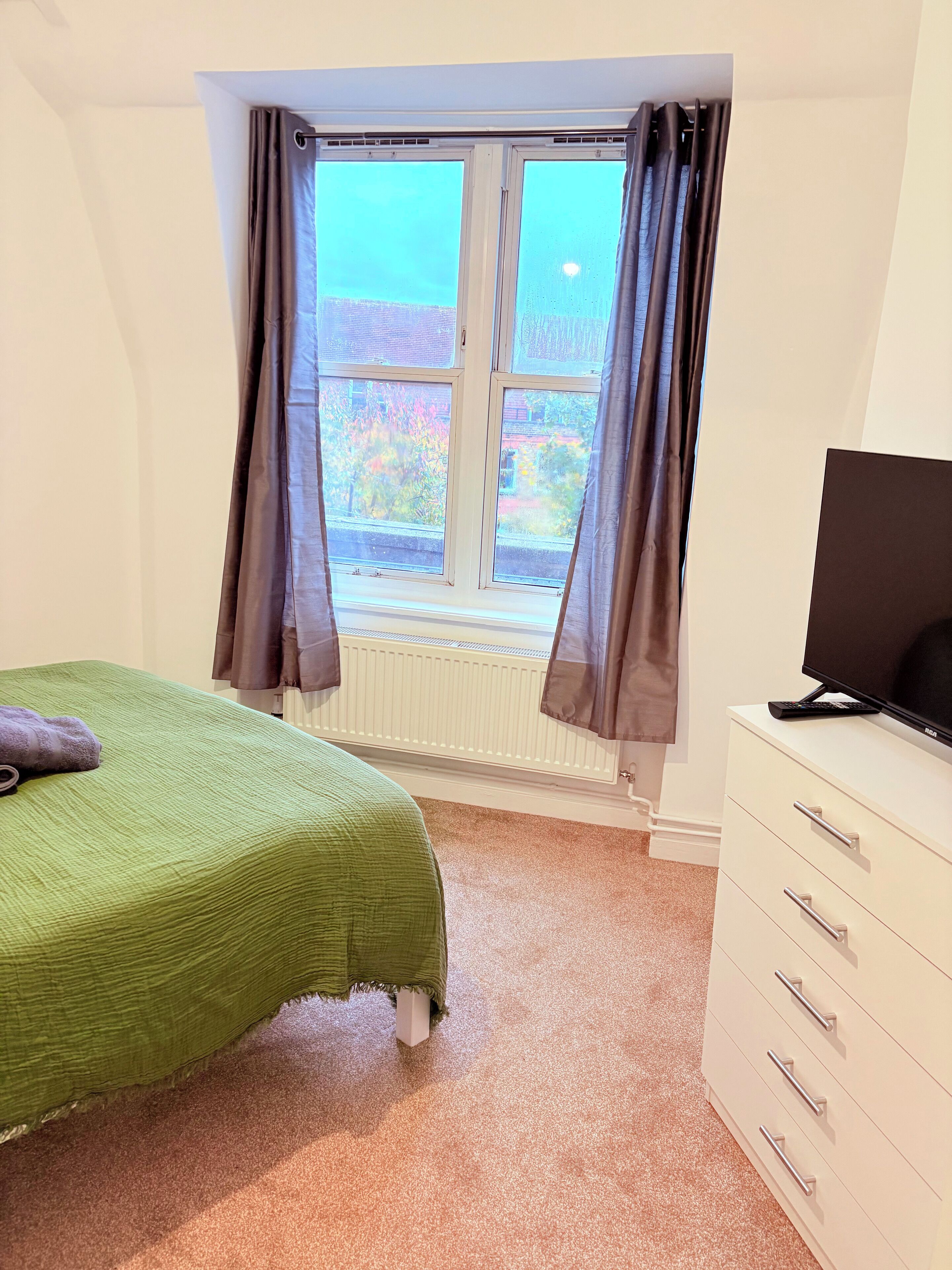 Planxa i posts de planxar, Internet i roba de llit 