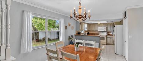 House, 4 Bedrooms | Dining