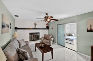 Casa, 4 habitaciones | Área de sala de estar | Smart TV 