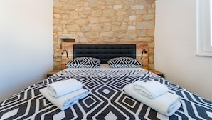 House - Holiday Home in Rtina for 4 Guests (Razanac)