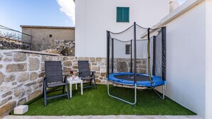 House | Terrace/patio - Holiday Home in Rtina for 4 Guests (Razanac)