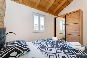 2 bedrooms, iron/ironing board - Holiday Home in Rtina for 4 Guests (Razanac)