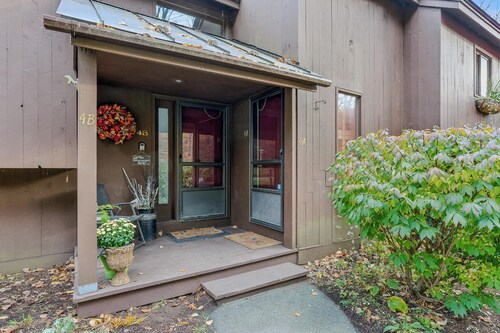 Cozy Quechee Retreat/Walk to Village | Mill Run 4A