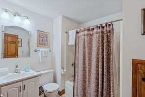 シャワー、ヘアドライヤー、タオル