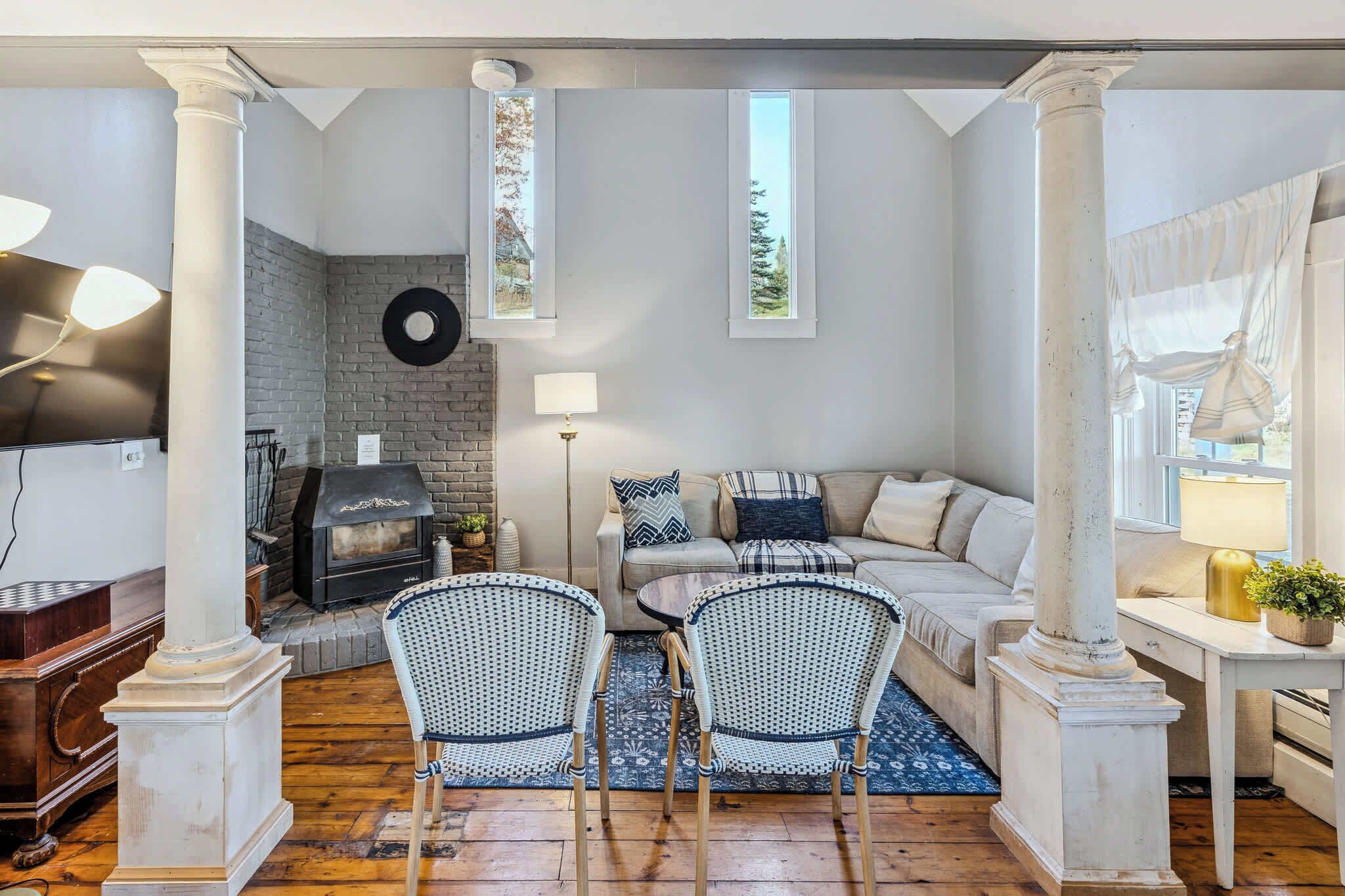 テレビ、暖炉、書斎 / ワークスペース