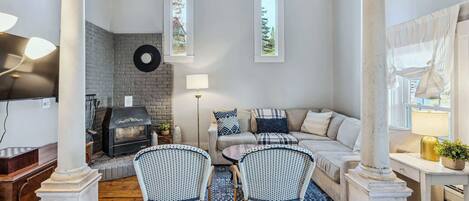 Televisión, chimenea y oficina