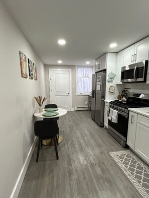 Microondas, horno, parrilla de estufa y lavavajillas 