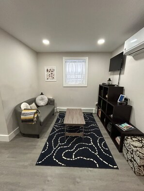 TV - Peaceful Garden Apartment on Quiet Brooklyn Street (BROOKLYN)