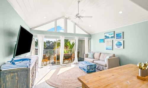 Gulf View ~Heated pool~Renovated~Coconuts 2 bed!