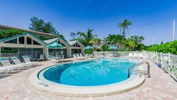 Alberca al aire libre y alberca climatizada