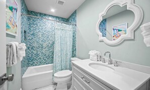 Secadora de cabello, toallas, jabón, shampoo