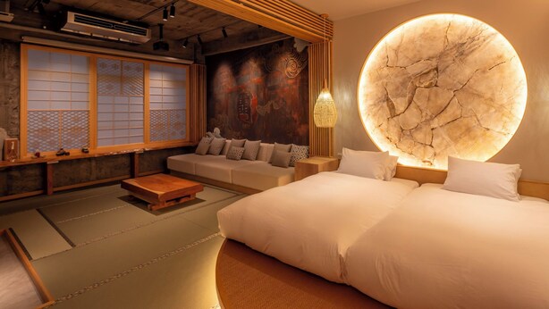 A traditional Japanese-style room with tatami flooring, a low wooden ceiling, and a large circular wall decoration. - Walking distance from Asakusa｜ Moon presentation only in January and February｜ Rice cooking and sake｜ Private use of one floor｜ Couple/Family｜ 36 square meters｜ Max. 4 persons (Matsugaya, Taito City)