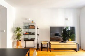 Interior - Sunny Apt in Principe Real Santos w/Fast Wi-Fi+AC / 7min from TimeOut Market (Lisboa)