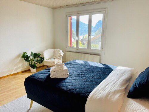 Stylish vacation apartment with balcony & lake view - your oasis of peace on Lake Thun
