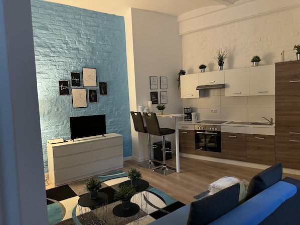 Microondas, horno y placa de cocina