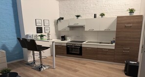 Fridge, microwave, oven, stovetop - Quiet 1 ZKB apartments in a prime location. Direct proximity to COM & old town (Köln)