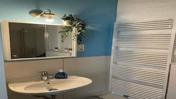 Dusche, umweltfreundliche Kosmetikartikel, Haartrockner, Handtücher